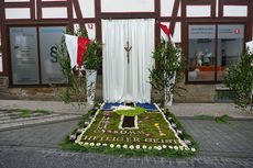 Fronleichnamsaltäre in den Naumburger Straßen (Foto: Karl-Franz Thiede)